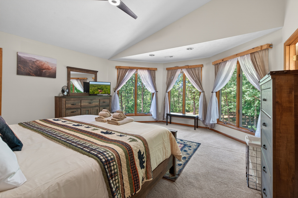 Spacious Bedroom 1 Retreat: Wake up to stunning forest views and unwind in style!