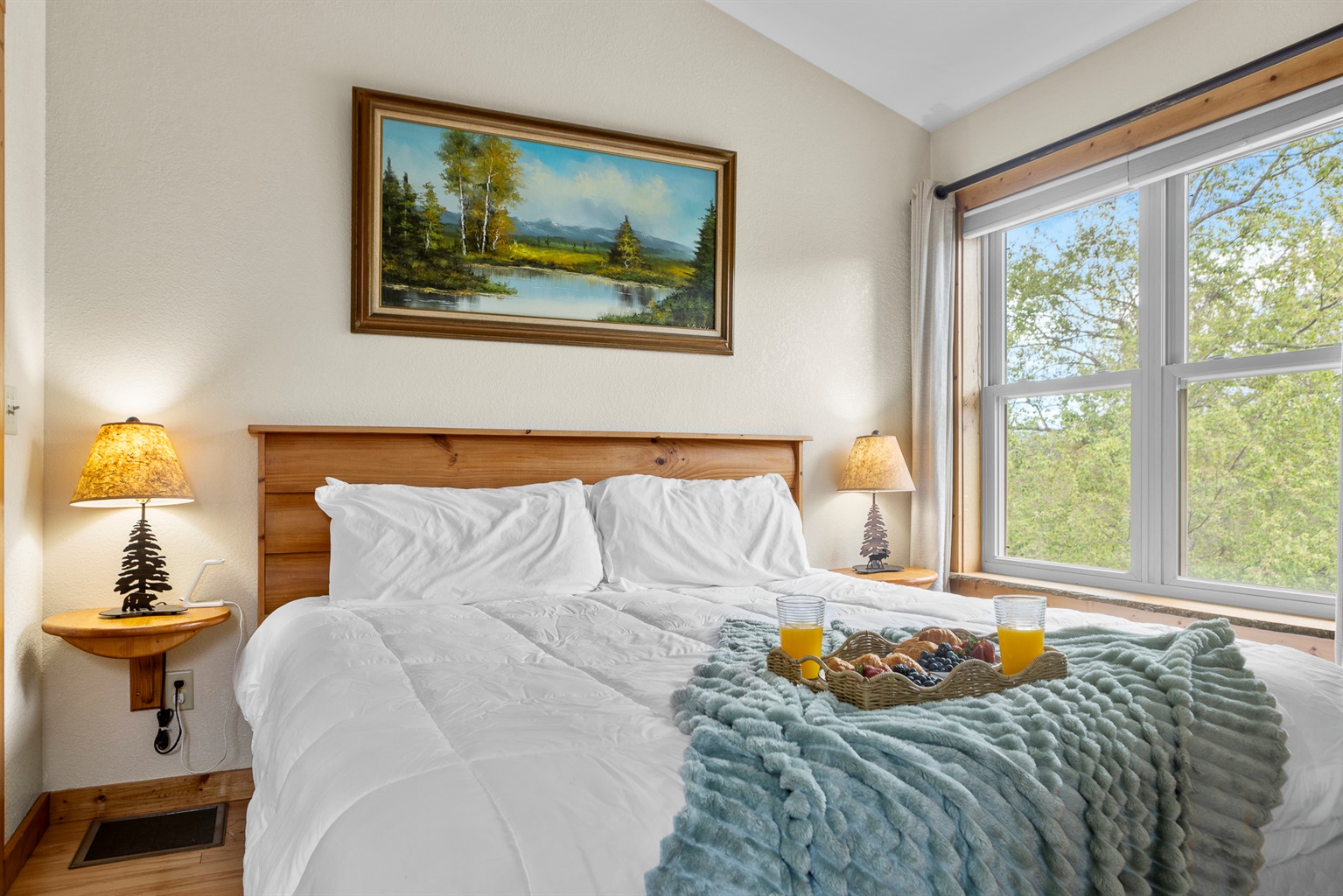 Master Bedroom: Wake up to stunning views and savor breakfast in bed with local delights!