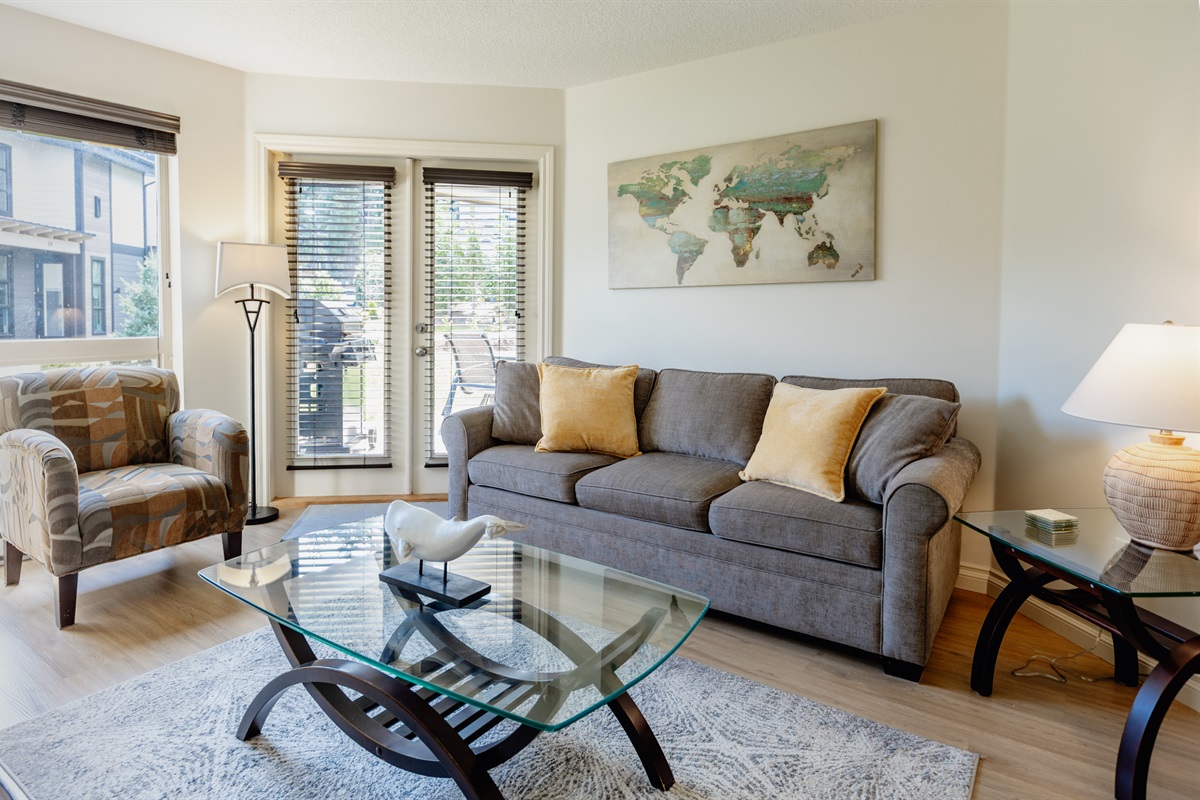 Unit A. Streaming TV. Natural Gas fireplace. Double Glass doors to a private covered deck. AC Unit. Queen sofa pull-out plus ample comfortable seating.
