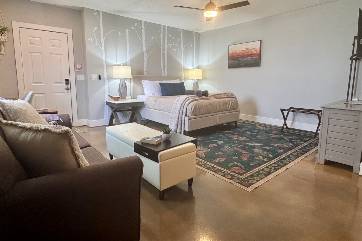 Small yet mighty, the studio is well thought out to provide plenty of space for luggage and room to move.