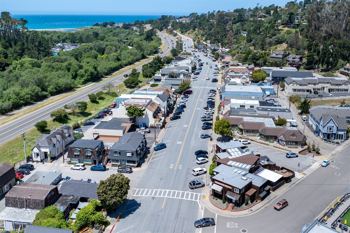 Vibrant neighborhood with steps to downtown.