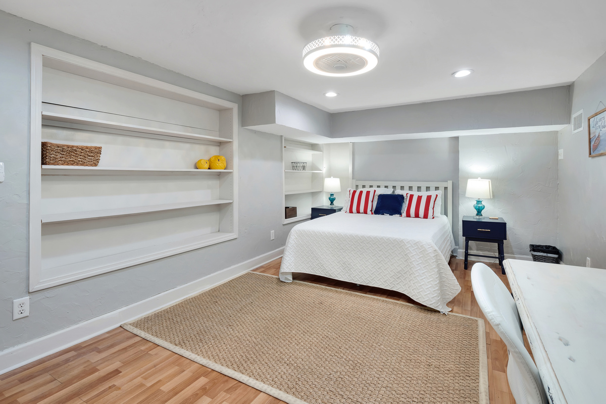 Lower portion bedroom, queen bed, walk-in closet, desk