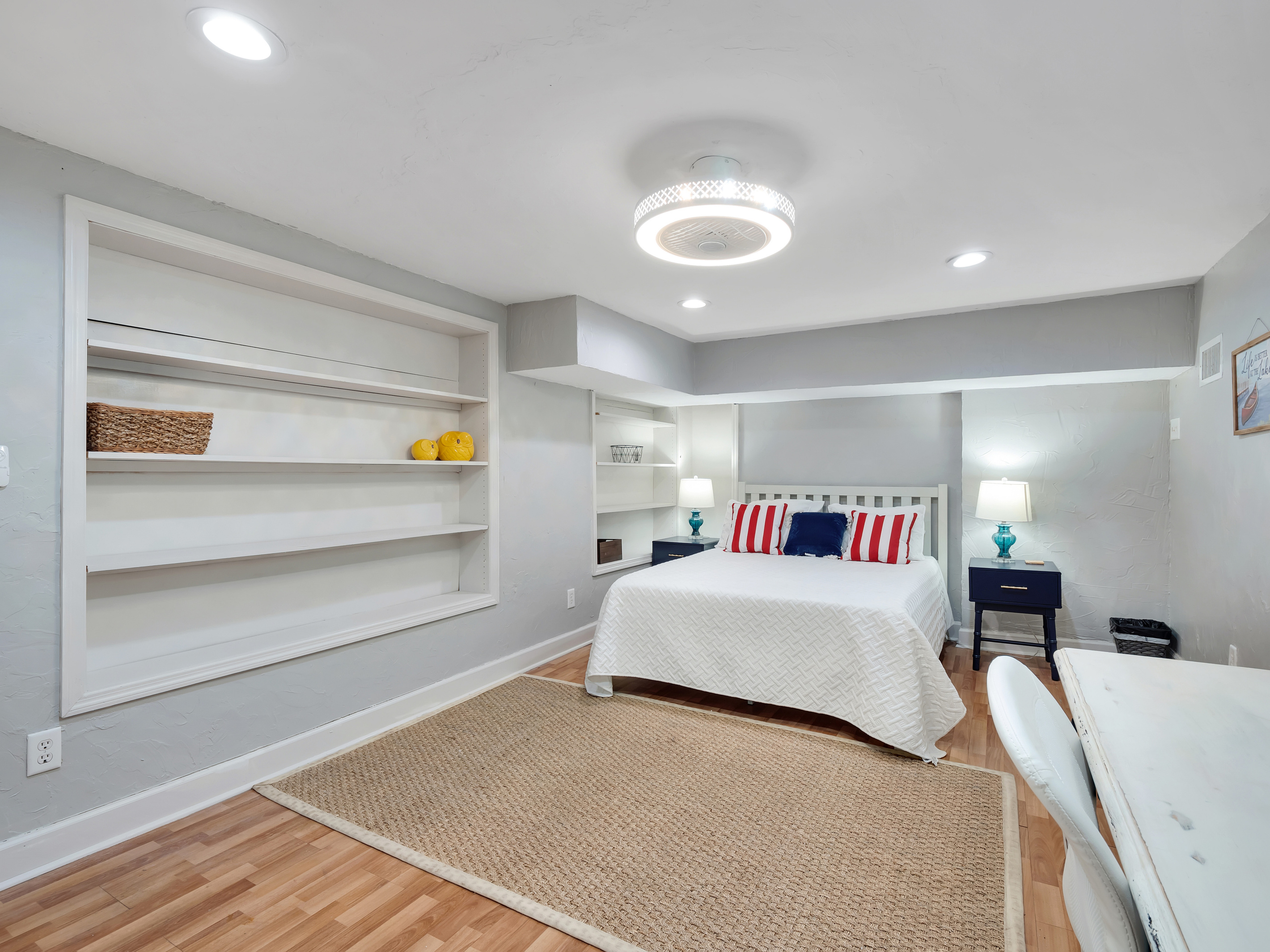 Lower portion bedroom, queen bed, walk-in closet, desk