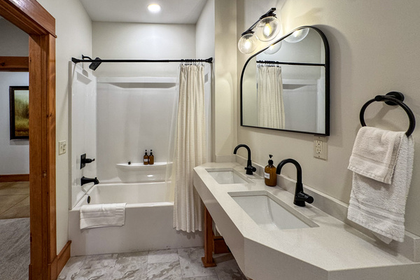 Jack & Jill ensuite bathroom