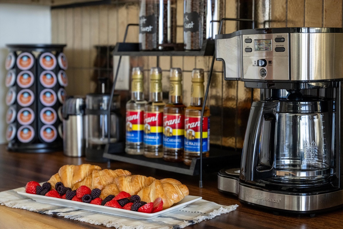 {Coffee + Breakfast Detail}
Coffee maker, pod selection, mugs, and breakfast-ready setup — a convenient, fully equipped station for easy mornings before heading out.