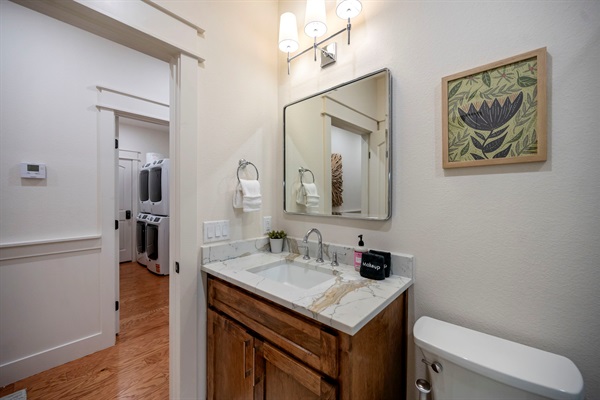 From marble counters to soft lighting, this space blends everyday function with cabin charm. ✨🏡