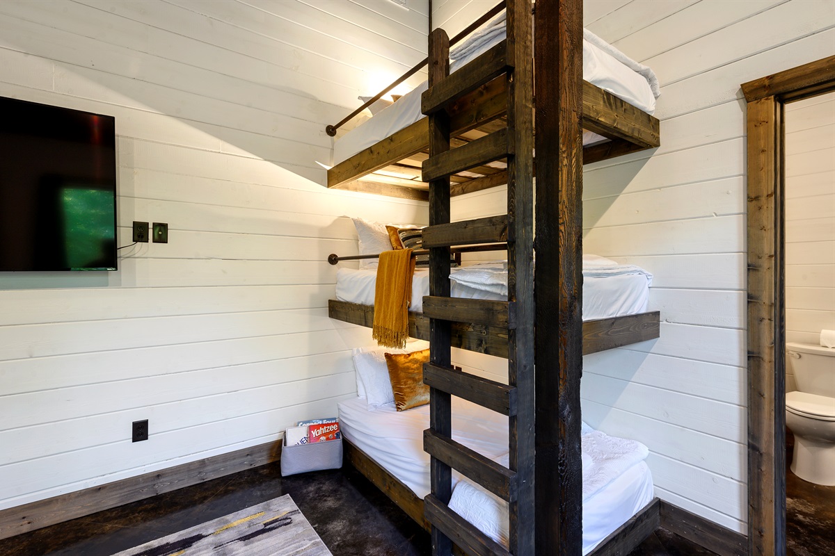 Perfect 3 queen bunk beds for relaxing 