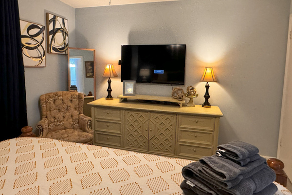 Bedroom 1 (king)