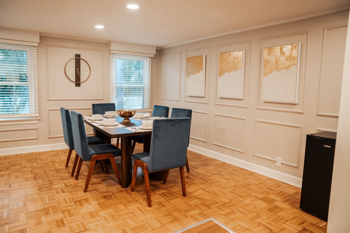 Dining room table to gather and enjoy meal with friends or family.
Seats 6 people
