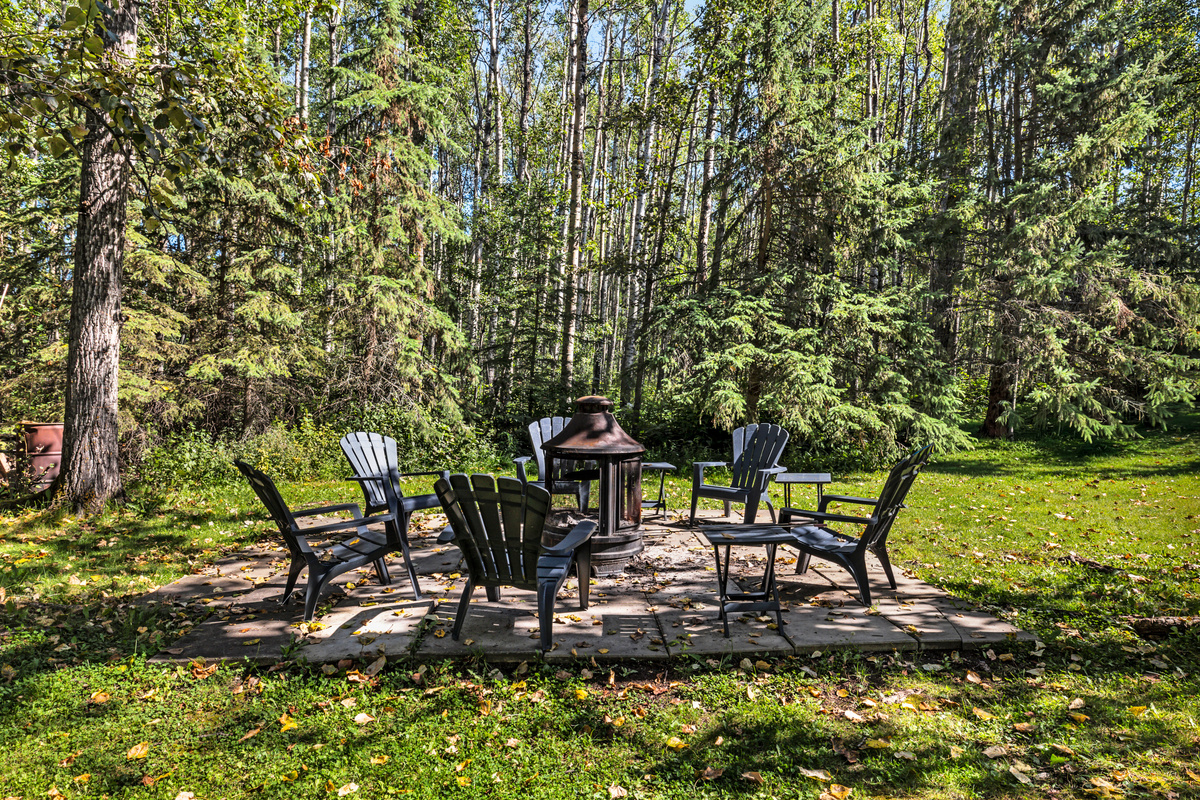 The woodland firepit is ready for slow evenings, good conversation, and marshmallows around the fire.