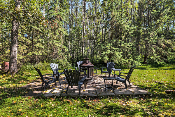 The woodland firepit is ready for slow evenings, good conversation, and marshmallows around the fire.
