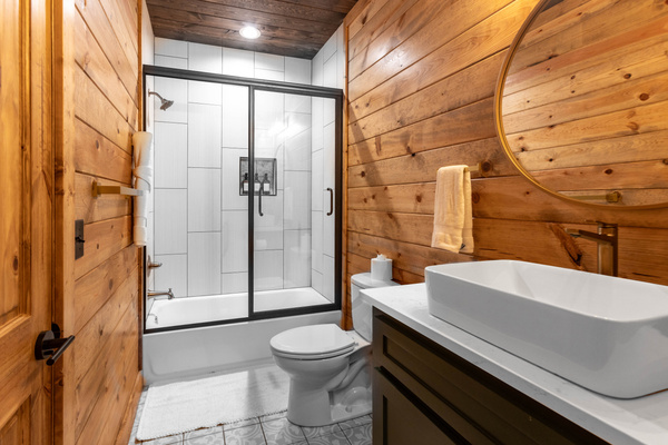 Upstairs full bathroom 