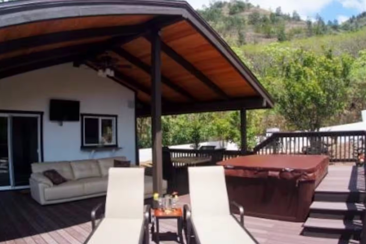 Flat screen TV, Hot Tub, living room seating style! Very comfortable!