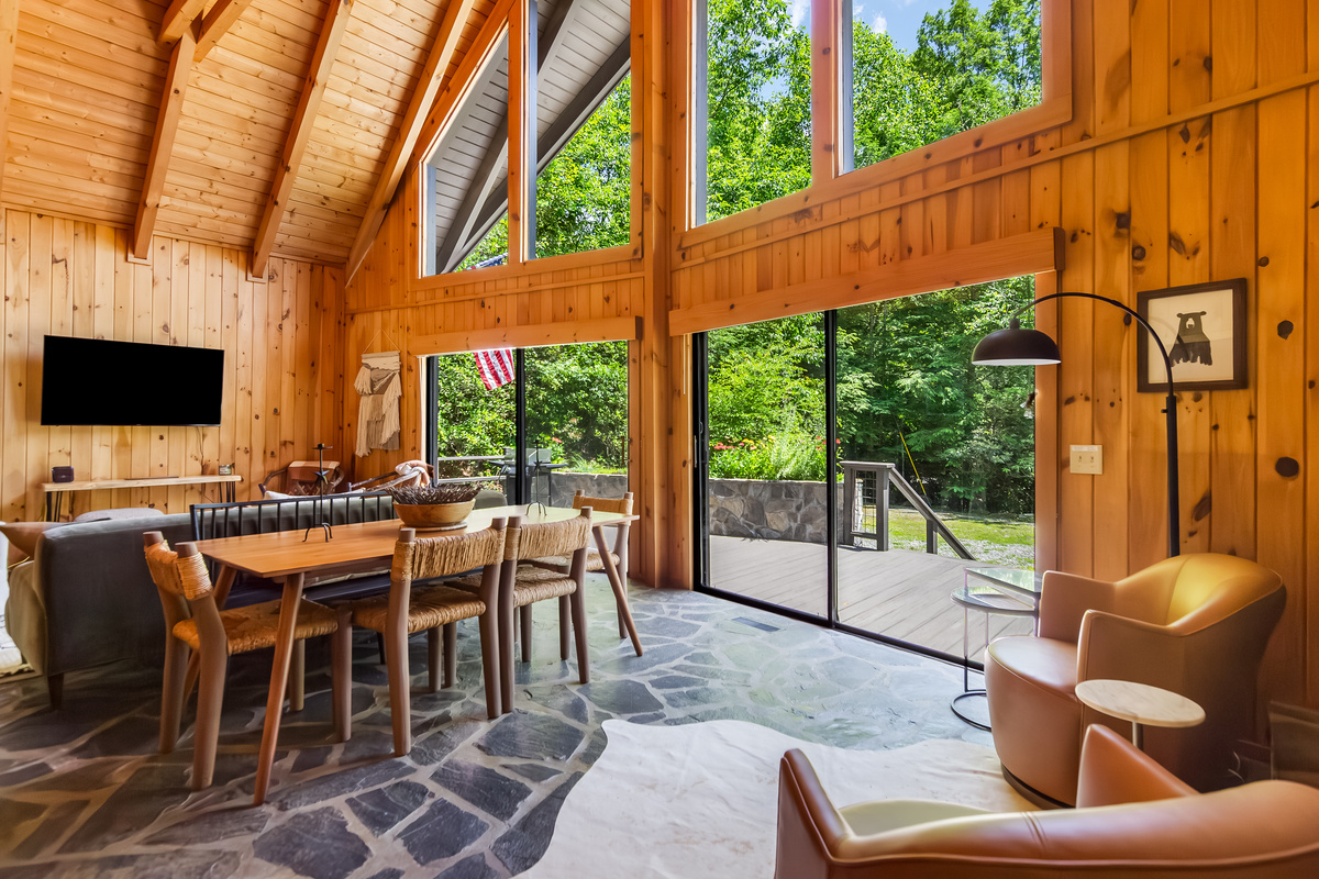 Dining room area with 6 chairs 