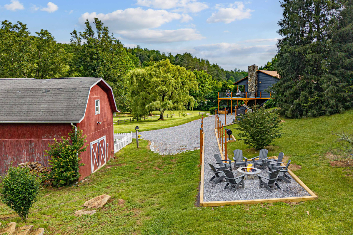 Outdoor Gathering Space: Enjoy fireside chats under the stars in this scenic retreat!