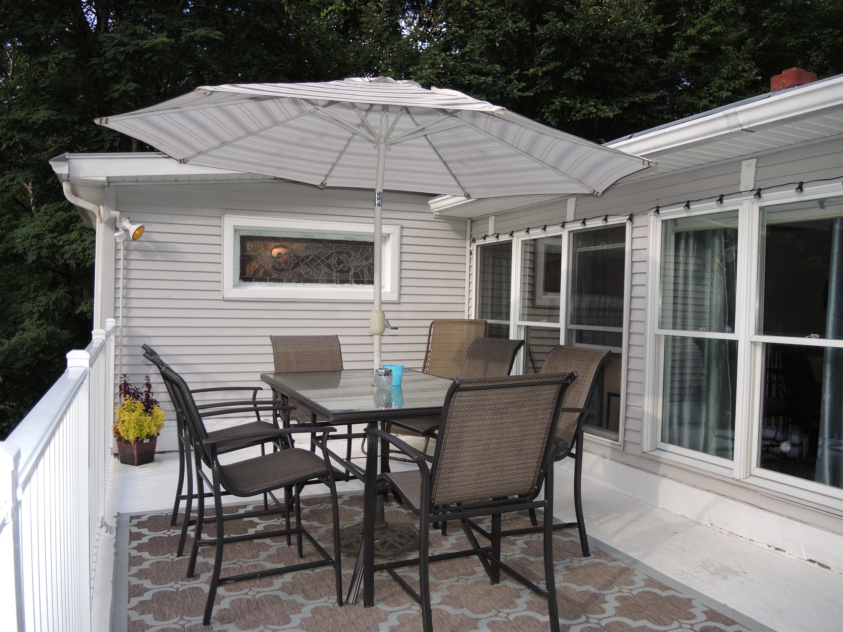 Outdoor dining on roof deck