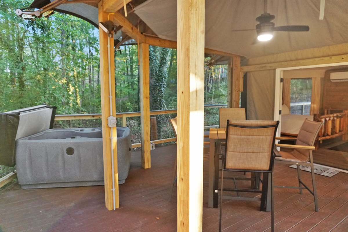 Unwind in the hot tub surrounded by nature and enjoy open-air dining bliss!