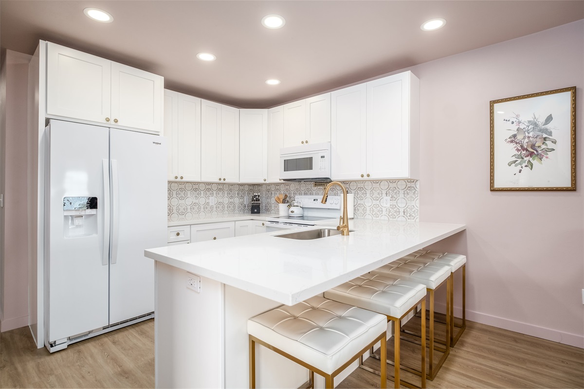 Beautiful fully equipped kitchen with bar seating 