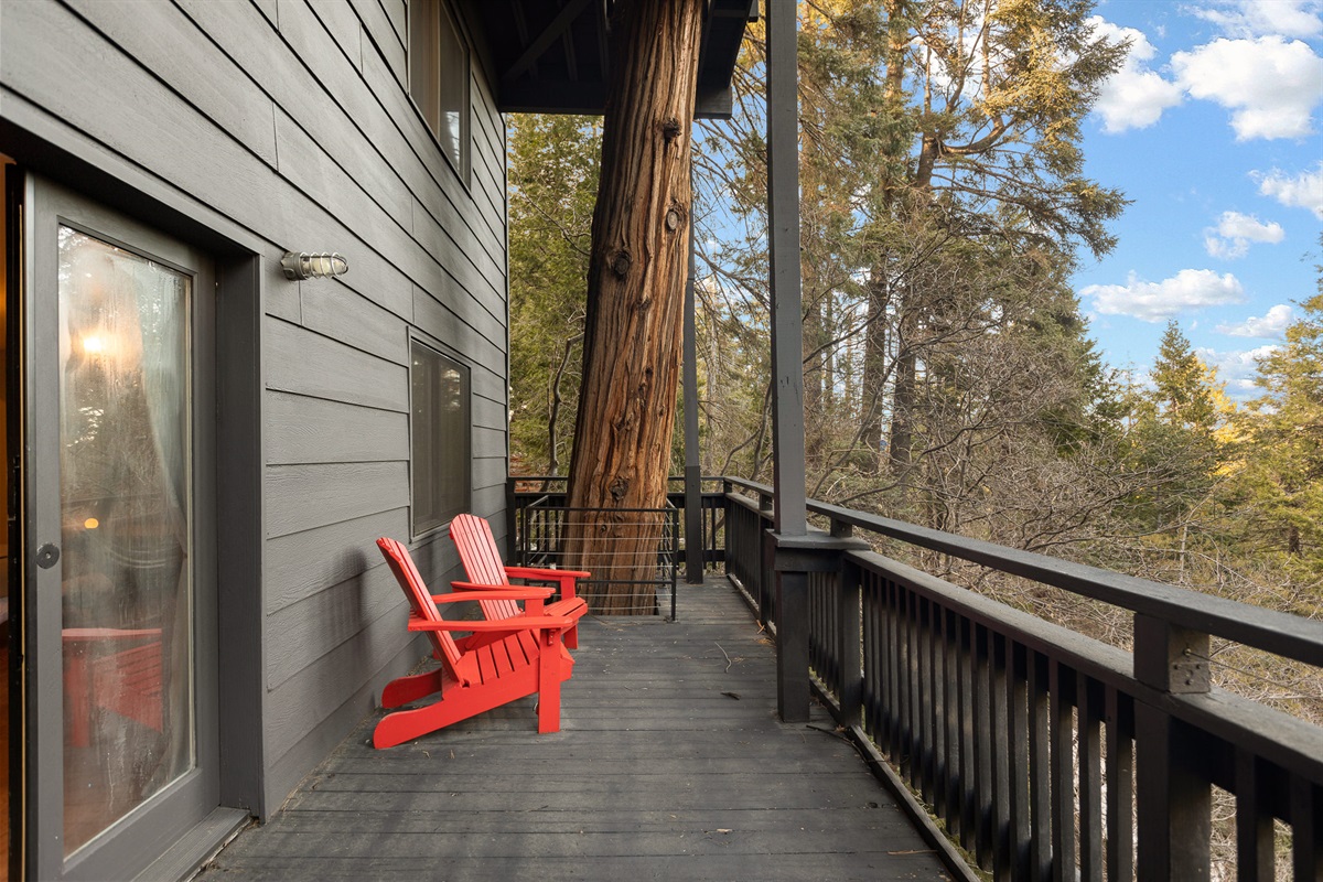 The private deck connected to the Master Bedroom will give you every opportunity to enjoy the sunrises and sunsets while nestled in the tree tops.