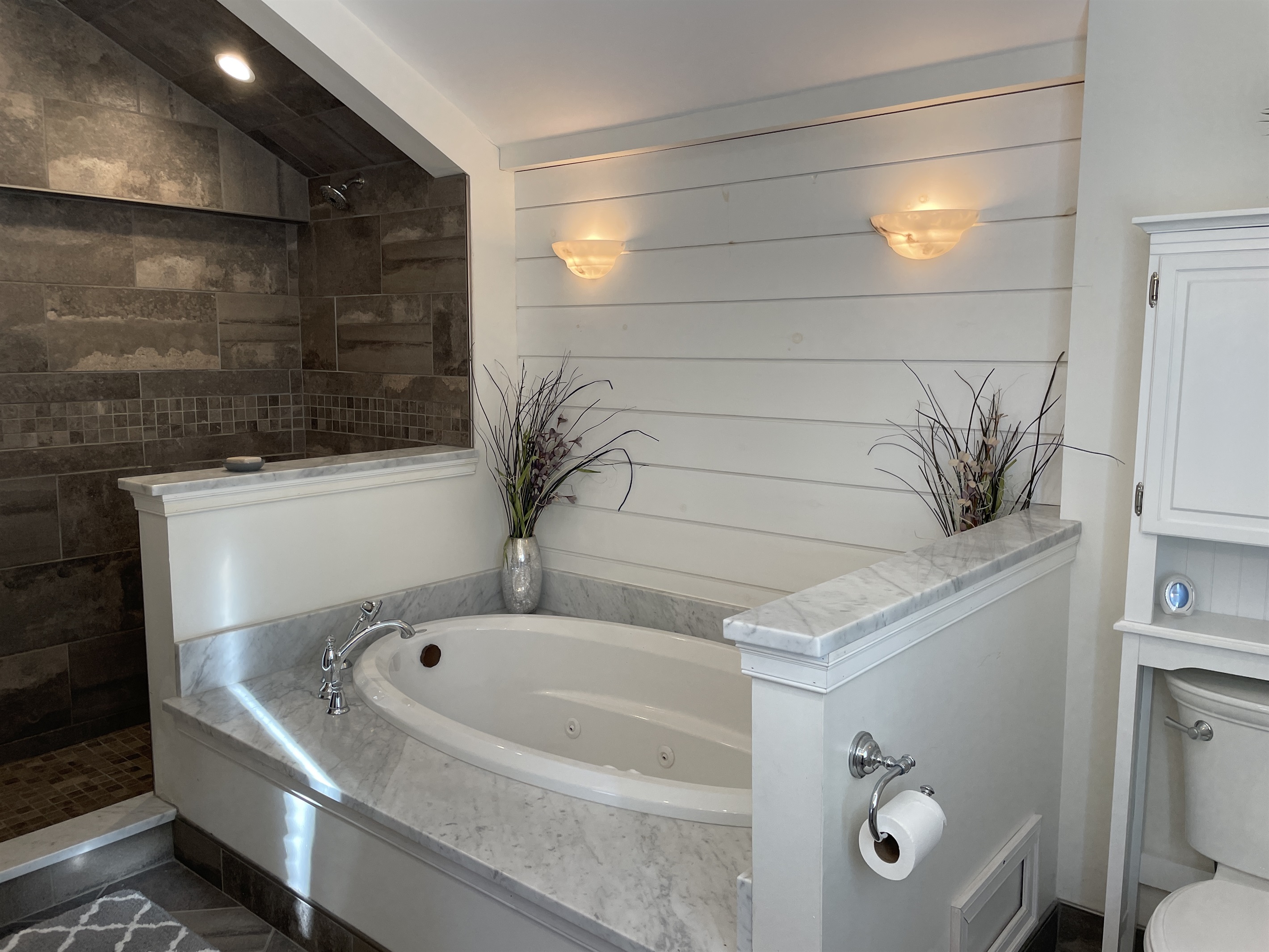 King bedroom en suite bath