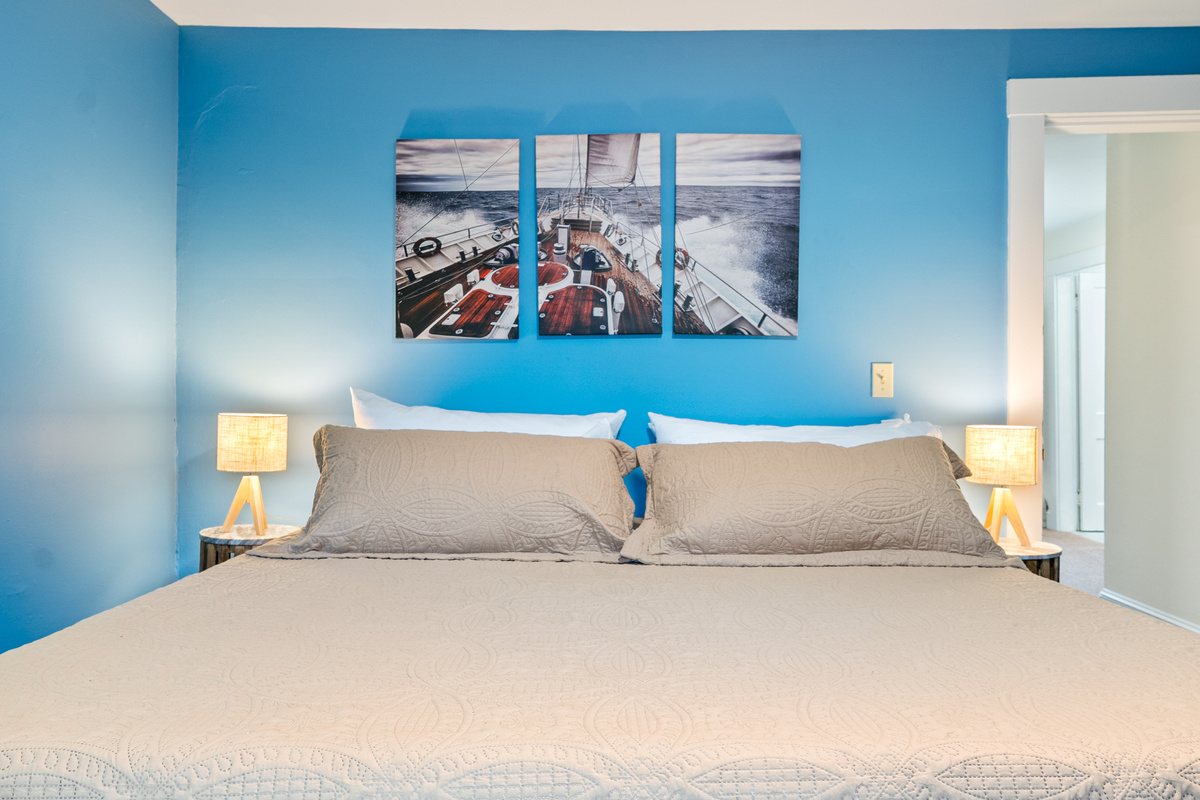 Sink back into the supportive king memory foam mattress and enjoy the perfect symmetry of this sleeping space. Individual reading lamps on either side of the bed let you wind down at your own pace before falling into a deep sleep.