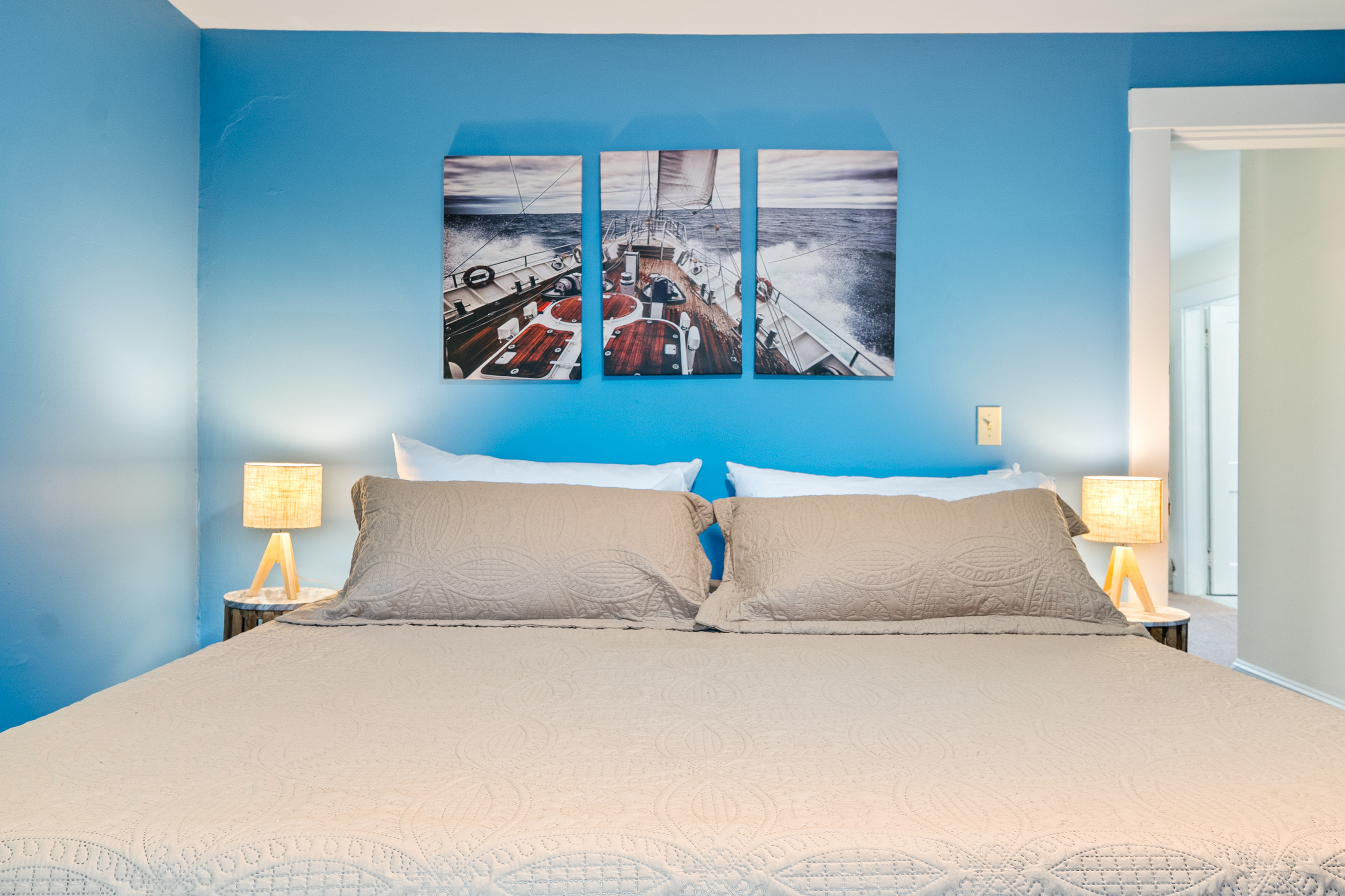 Sink back into the supportive king memory foam mattress and enjoy the perfect symmetry of this sleeping space. Individual reading lamps on either side of the bed let you wind down at your own pace before falling into a deep sleep.