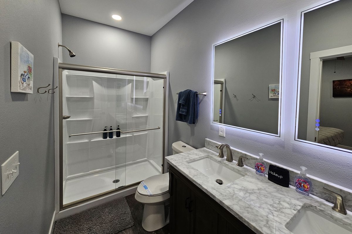 Fresh, well‑maintained bathroom with everything guests need for a relaxing stay.
