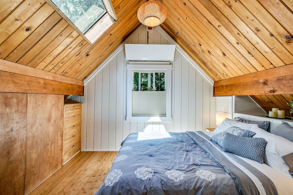 The upstairs bedroom feels like you are in a tree house. The skylight frames the stars at night & birds soaring past during the day.  Remember being a kid, laying in the grass watching the clouds drift by? This room will take you back to that place.