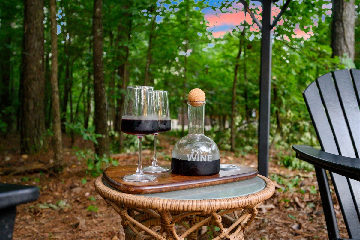 Outdoor Lounge: Sip your wine in serene nature, embraced by the beauty of Broken Bow's woods!