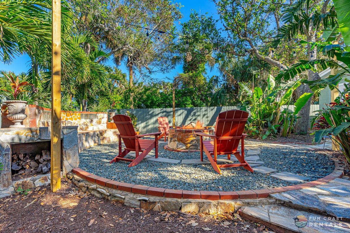 Fully fenced private string lit zen Backyard with wood fire pit!