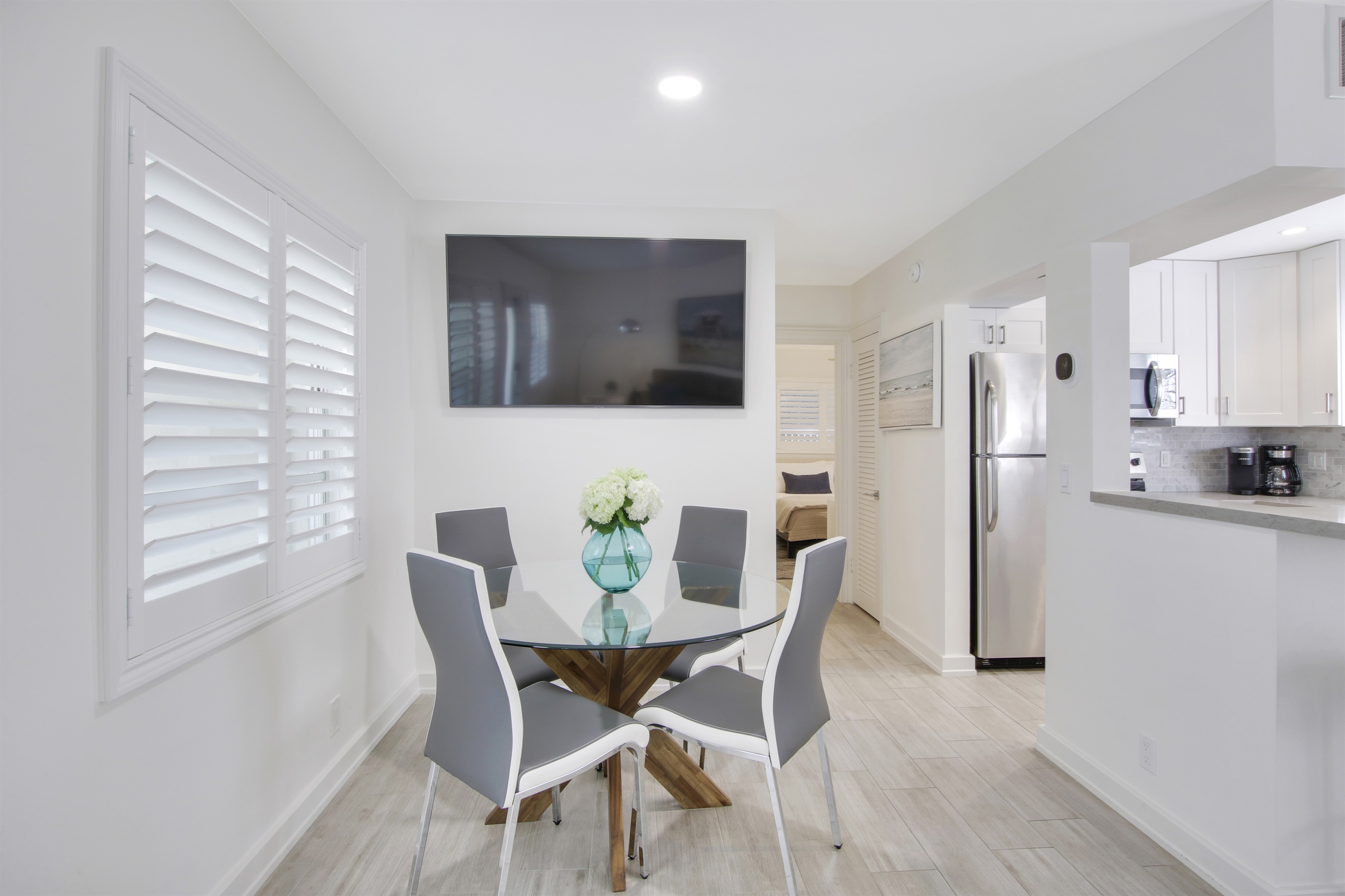 Catch up over breakfast with a courtyard view