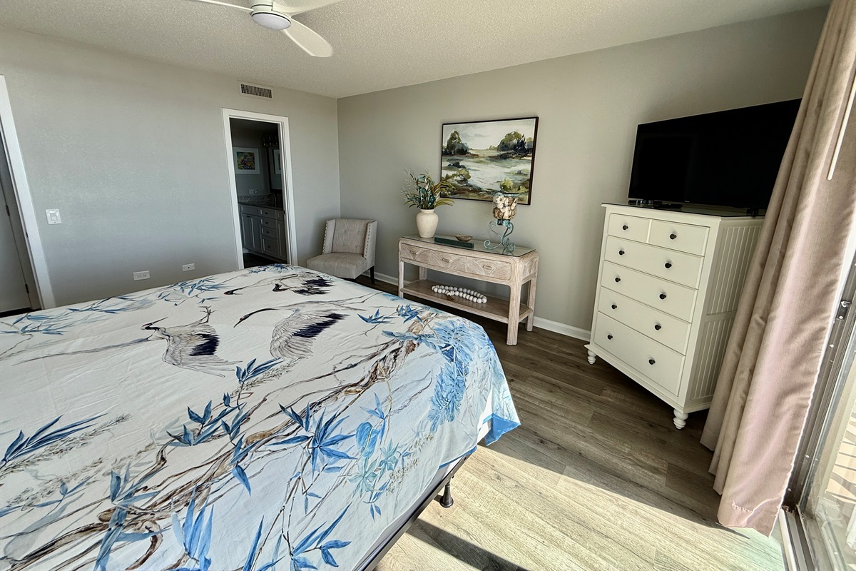 Primary Bedroom w/King Bed, Smart TV