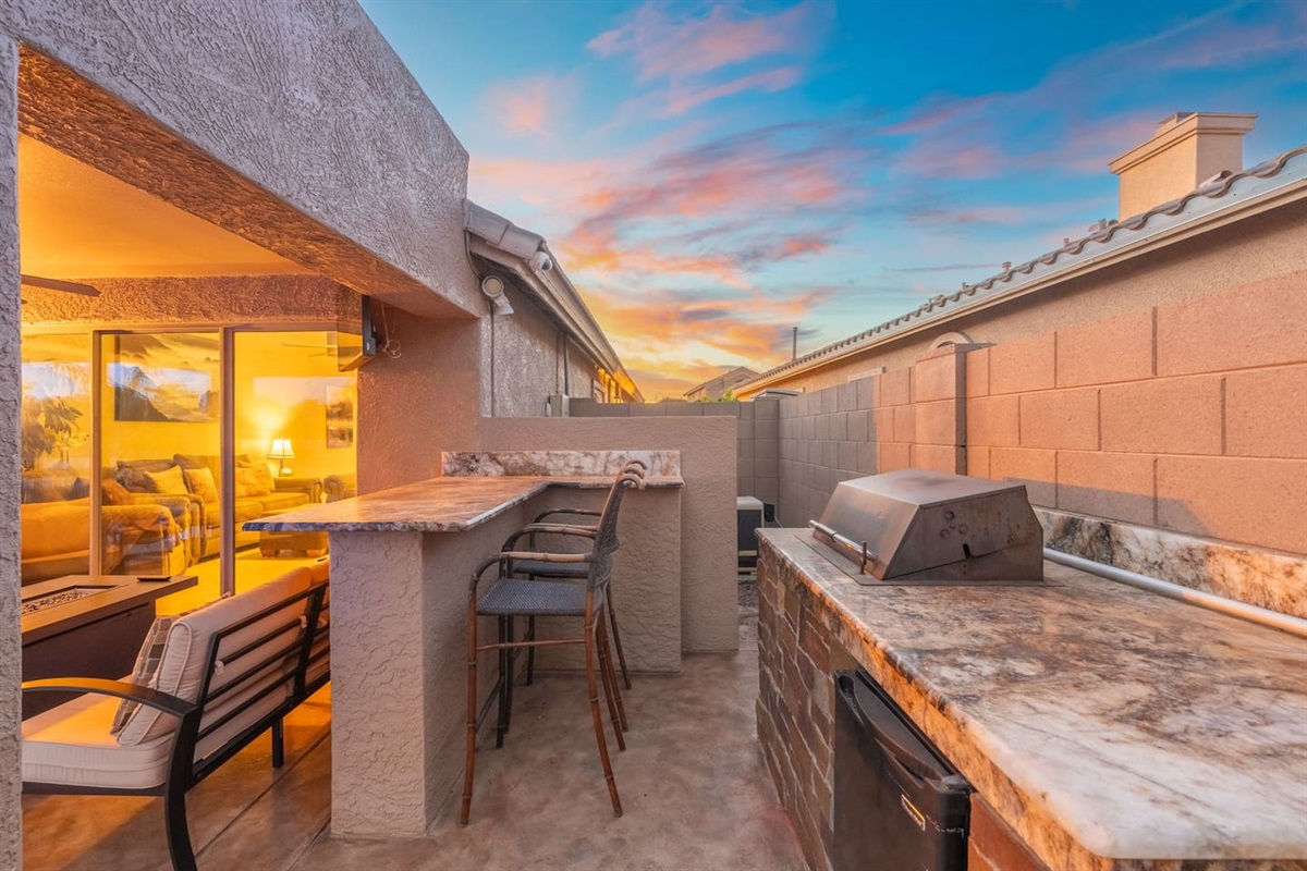 Fire up the built-in outdoor grill and gather at the granite bar counter as the Arizona sunset paints the sky — al fresco dining doesn't get better than this.