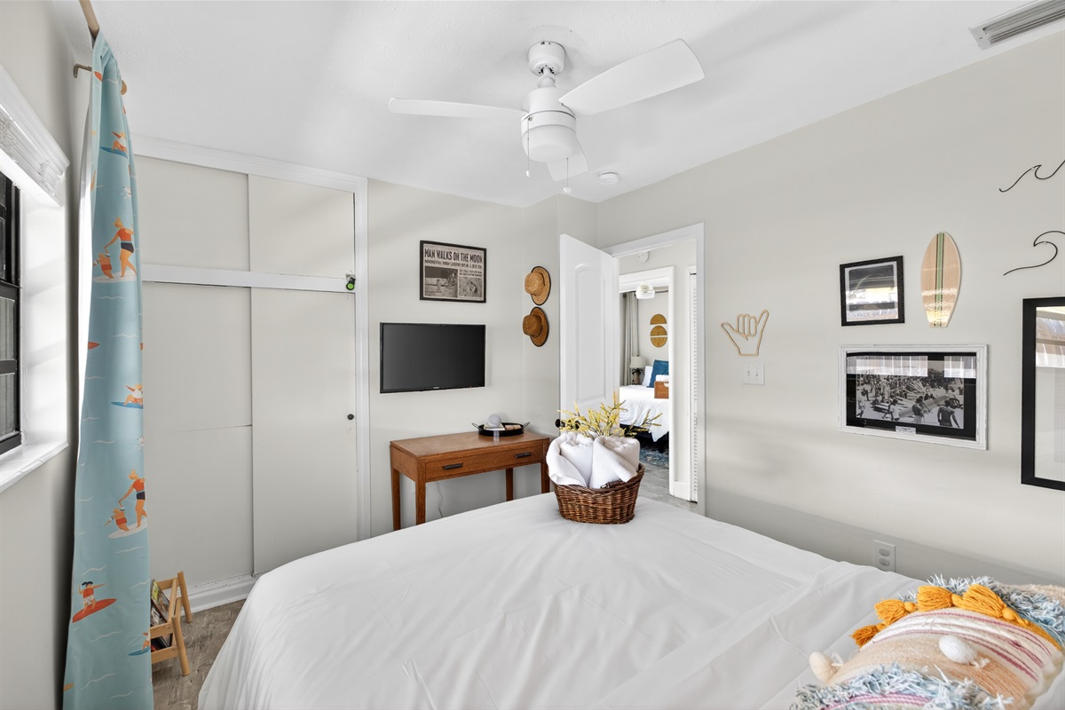 Surf Bedroom: Smart TV & ceiling fan.