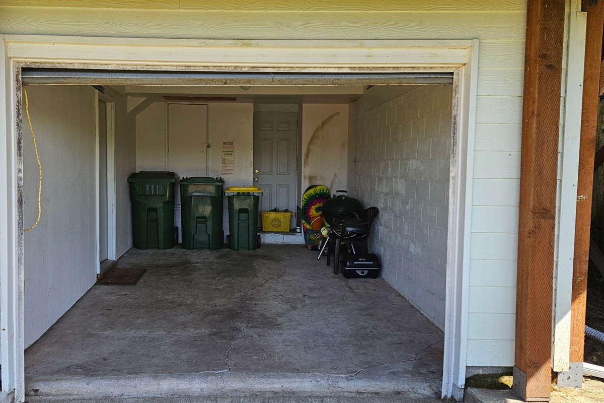 the small garage is ff the laundry room