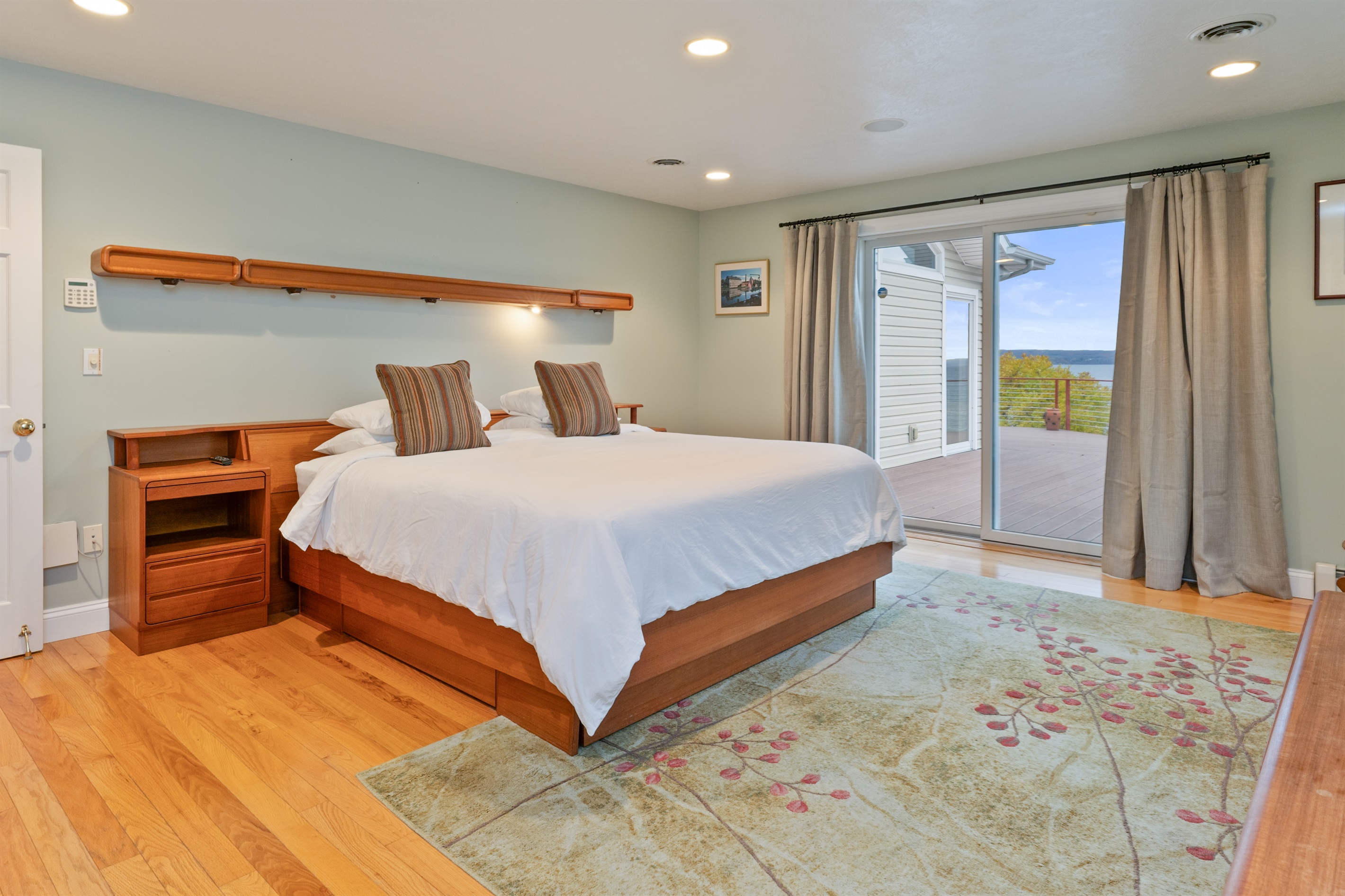 King Master bedroom with lake views and ensuite bathroom with walk in shower