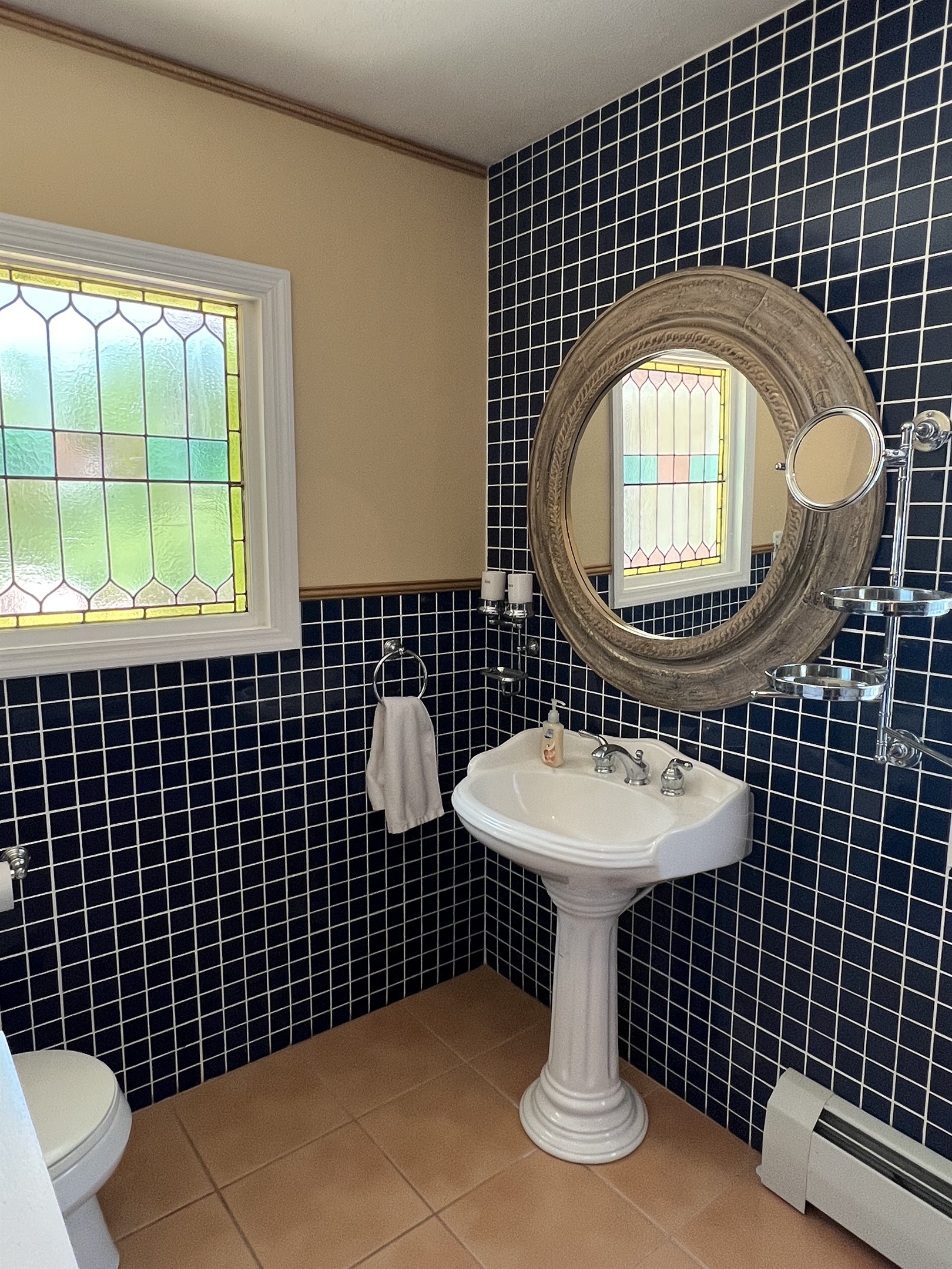 Ensuite bath with jetted tub