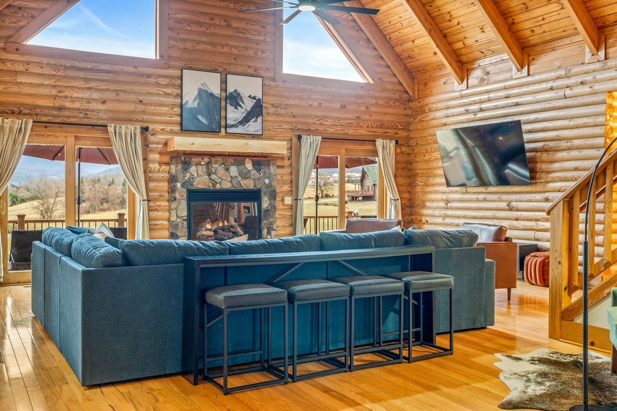 Natural light pours through the wall of
windows all day long, framing Blue Ridge
views that shift from gold at sunrise to deep
purple at dusk.