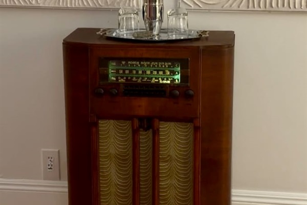 A restored 1920’s vintage stereo console adds warmth and character — retro in style, modern in function, with Bluetooth audio for music, conversation, and evenings that invite you to slow down.

