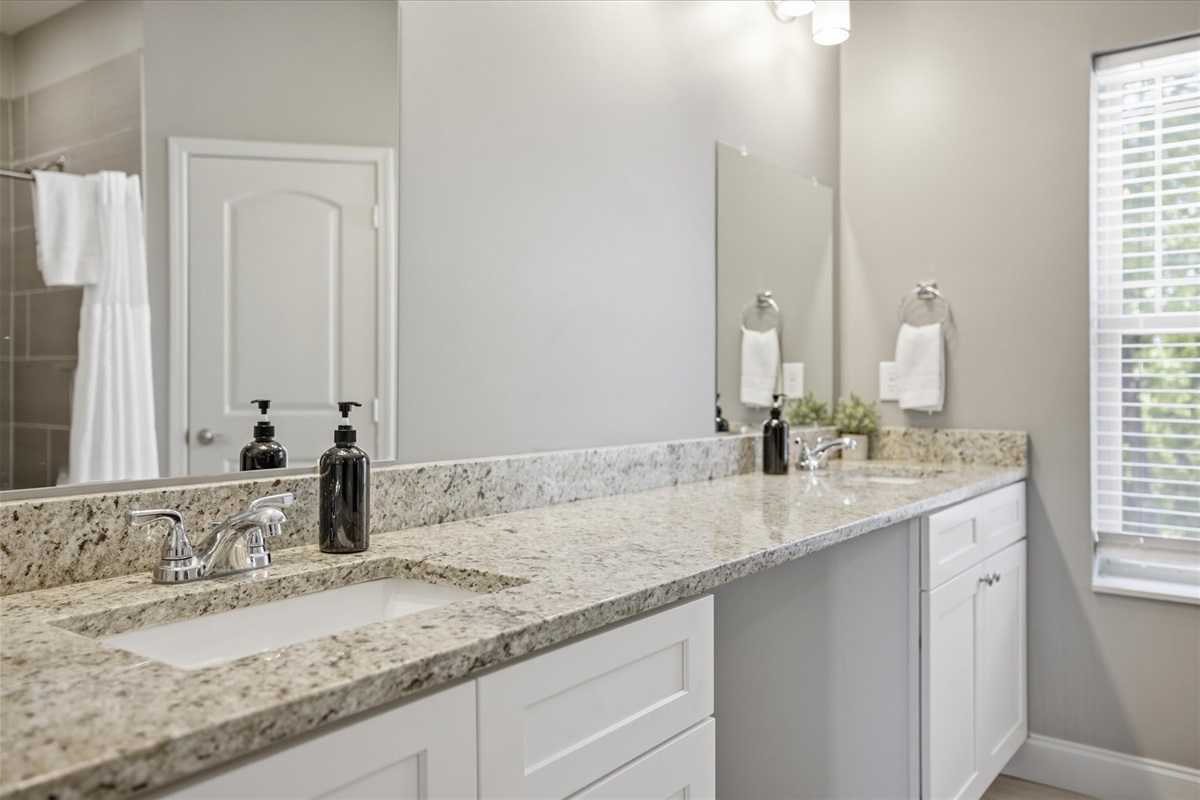 Keep it easy—fresh towels, bright lighting, and a layout that actually works for groups. Whether it’s a quick rinse or a full reset, this bathroom keeps your routine smooth.