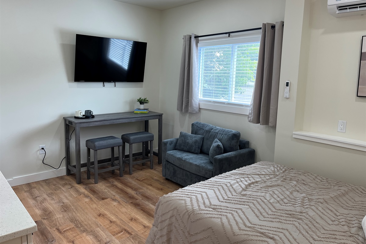 Sleeping and living area with SmartTV