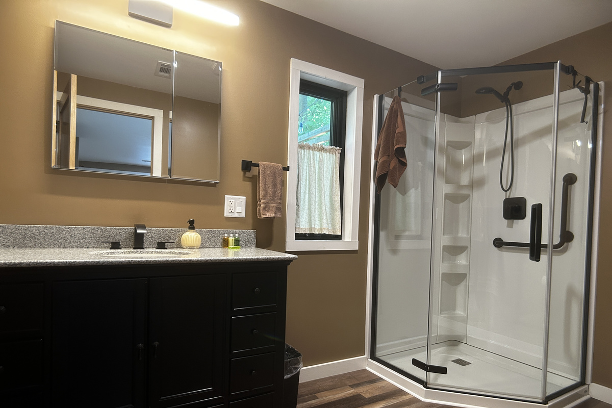 Plenty of storage space in the bathroom. You will find enough toilet paper for your stay.
