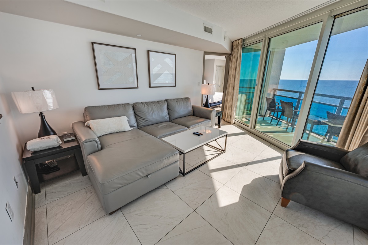 Living Room with Stunning Views🌊☀️