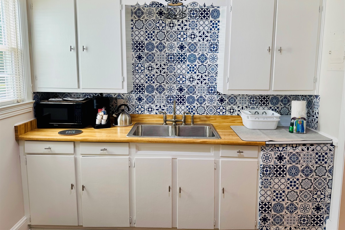 Fully equipped Kitchen with small appliances like Keurig coffee maker, CrockPot, blender and toaster.