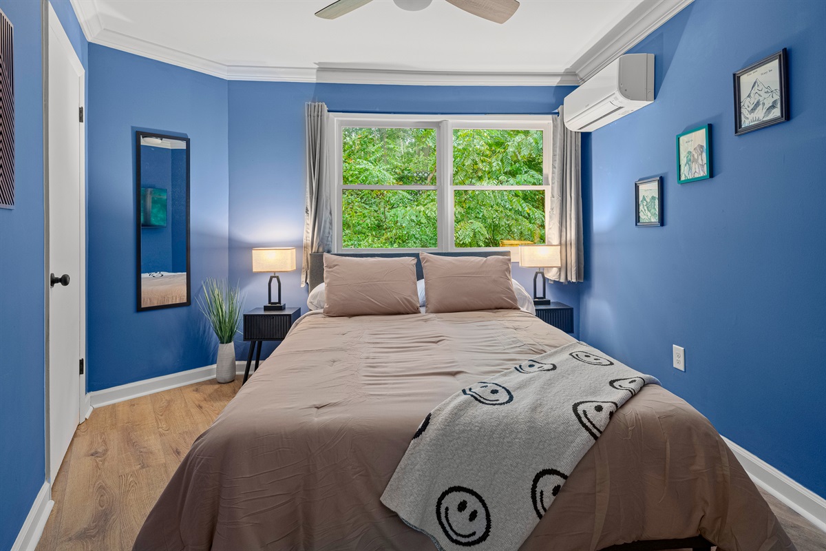 Queen bed, so cozy.