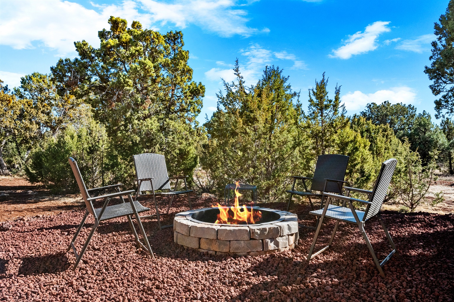 Cozy Campfire Evenings: Gather around the crackling campfire under the vast night sky. Toast marshmallows, share stories, and revel in the magic of this rustic outdoor experience.
