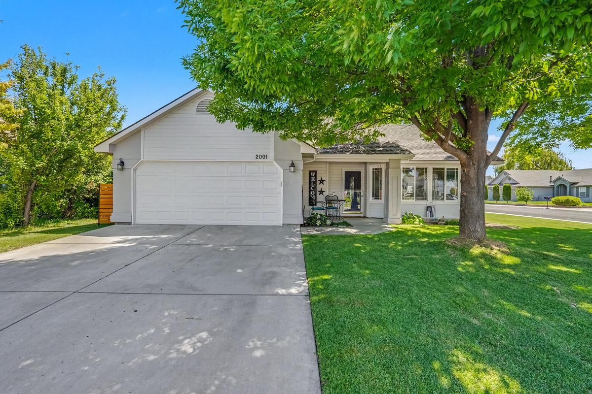 This beautiful single-level home features 3 BD,2 BA, making it the perfect place for families and friends to gather. With a spacious layout and comfortable living areas, you'll have everything you need to relax, unwind, and enjoy quality time together.