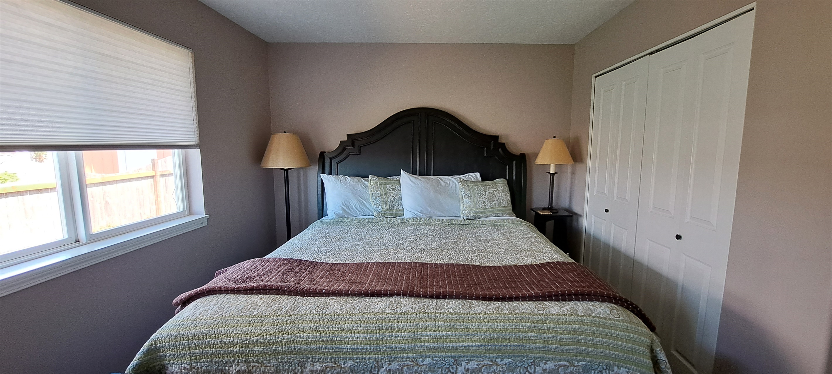 King bedroom with a continental bathroom.