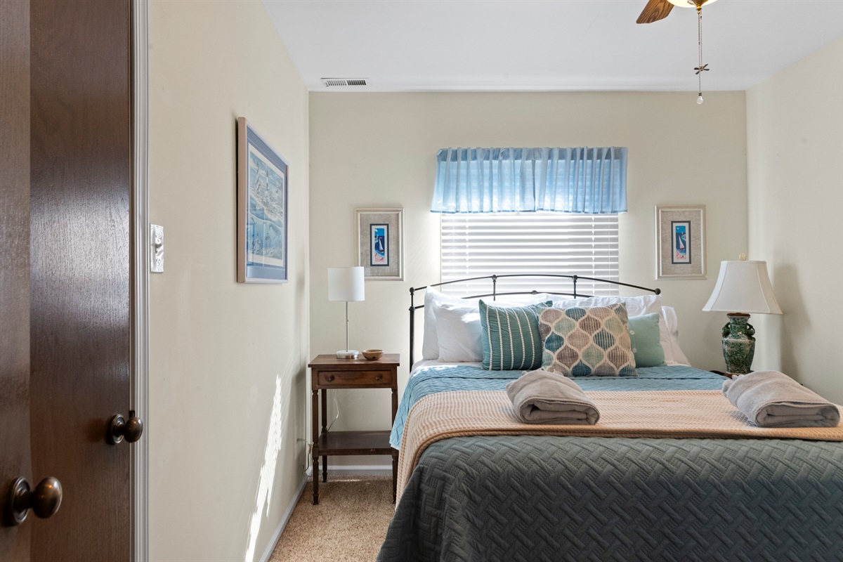 Bedroom Queen: Relax in a bright space with charming decor and comfy linens just awaiting you!