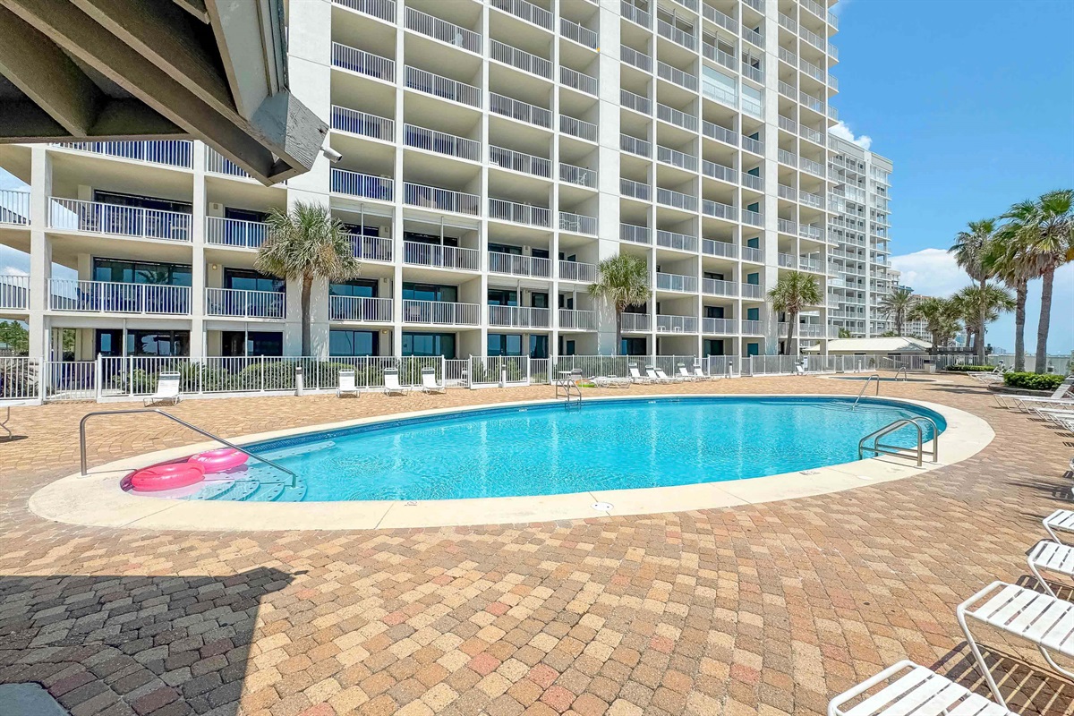 Soak up the Alabama sunshine at our luxury Gulf-front resort pool, complete with tropical palms and refreshing coastal breezes.